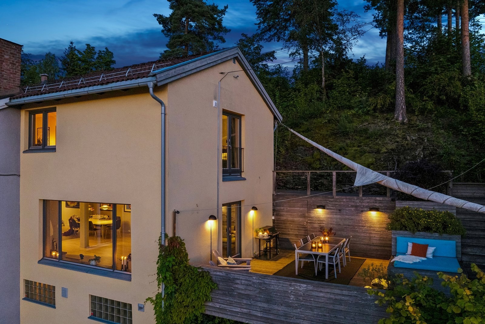 Svært innholdsrik familiebolig med flere flotte skjermede opparbeidede uteplasser. Solrikt og svært stemningsfullt! Galleribilde