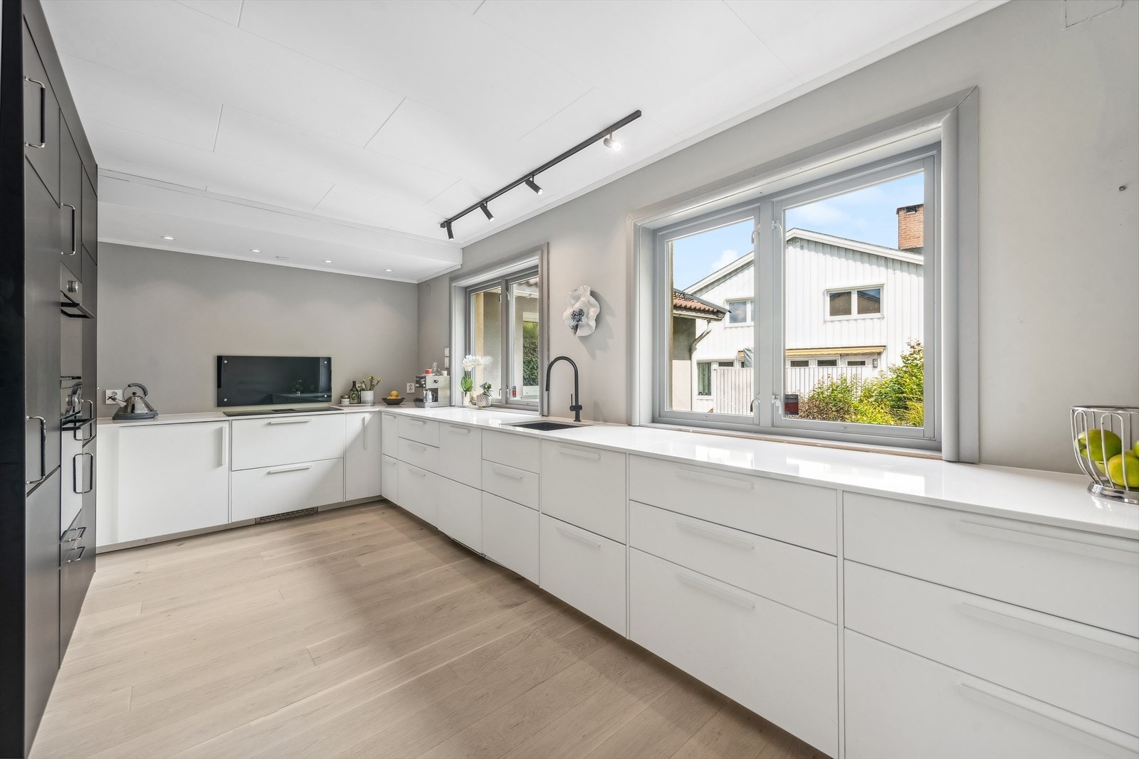 Stilfullt og velutstyrt nytt kjøkken fra 2021. Moderne tidsriktig innredning med glatte fronter. Benkeplaten er av komposittstein med underlimt kum i stål. Galleribilde