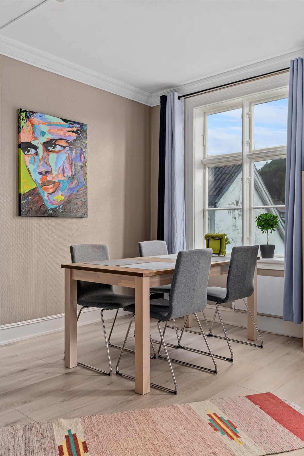 I stua er det lagt nyere gulv og malt mv. i nyere tid Galleribilde