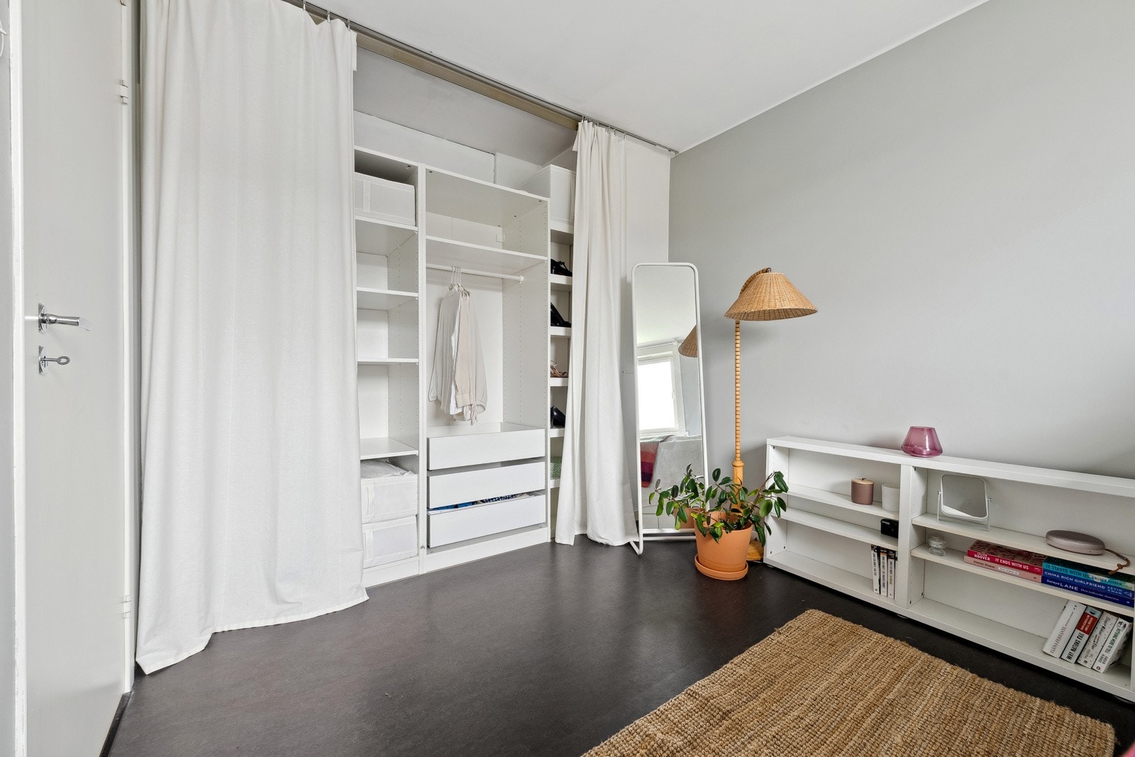 Det følger med sengesokkel med skuffer, skapskrog med skuffer, hyller og oppheng på det største soverommet. Galleribilde