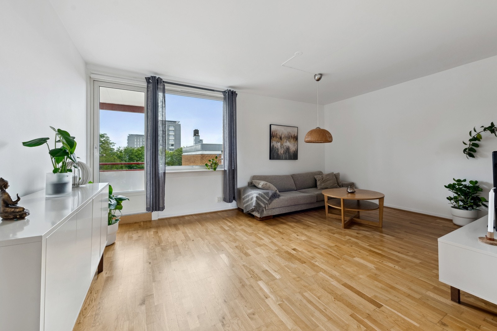 Stue med direkte utgang til koselig balkong med ettermiddag- og kveldssol. Galleribilde