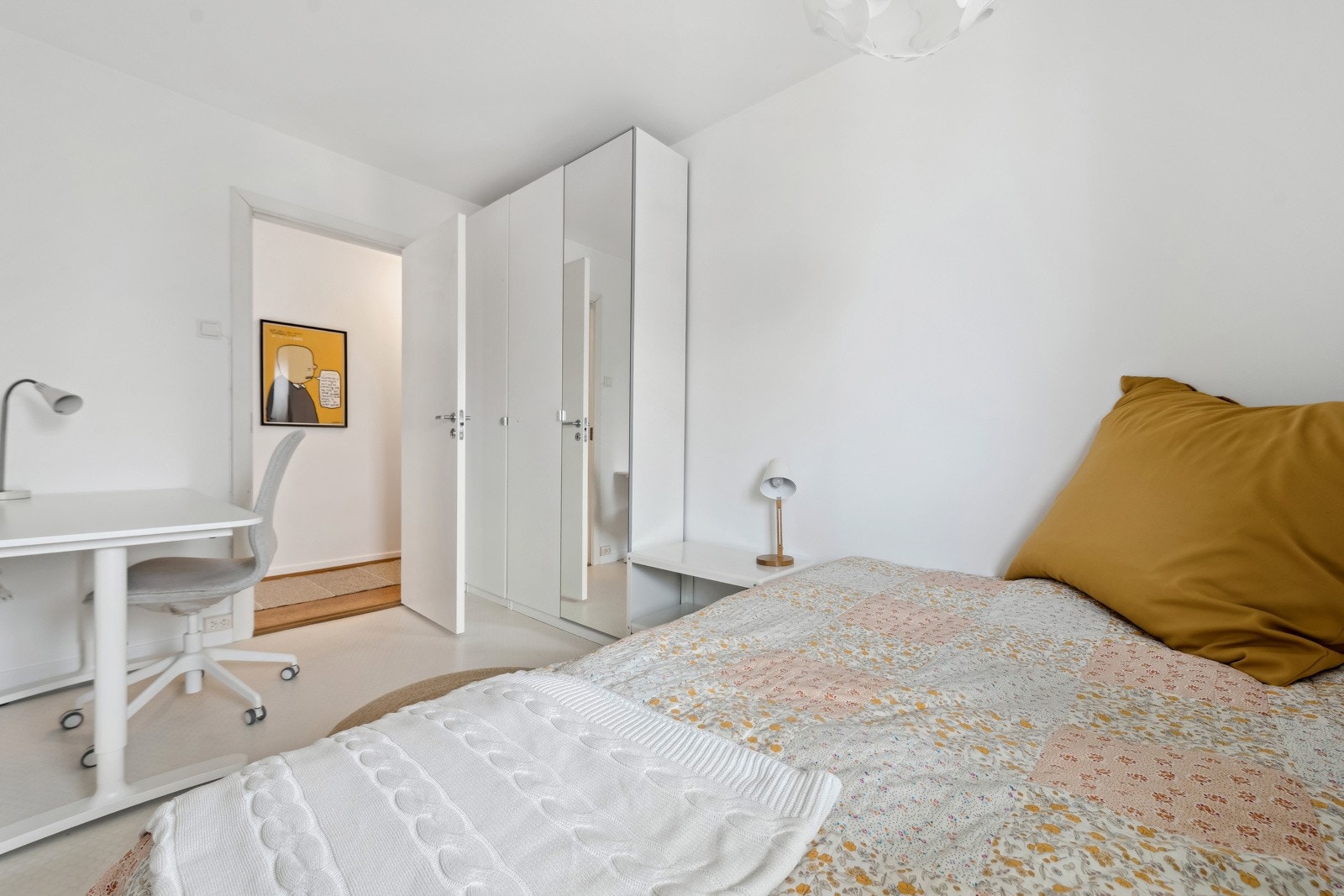 Det ene soverommet passer alternativt fint som barnerom, gjesterom eller til kontorbruk. Galleribilde