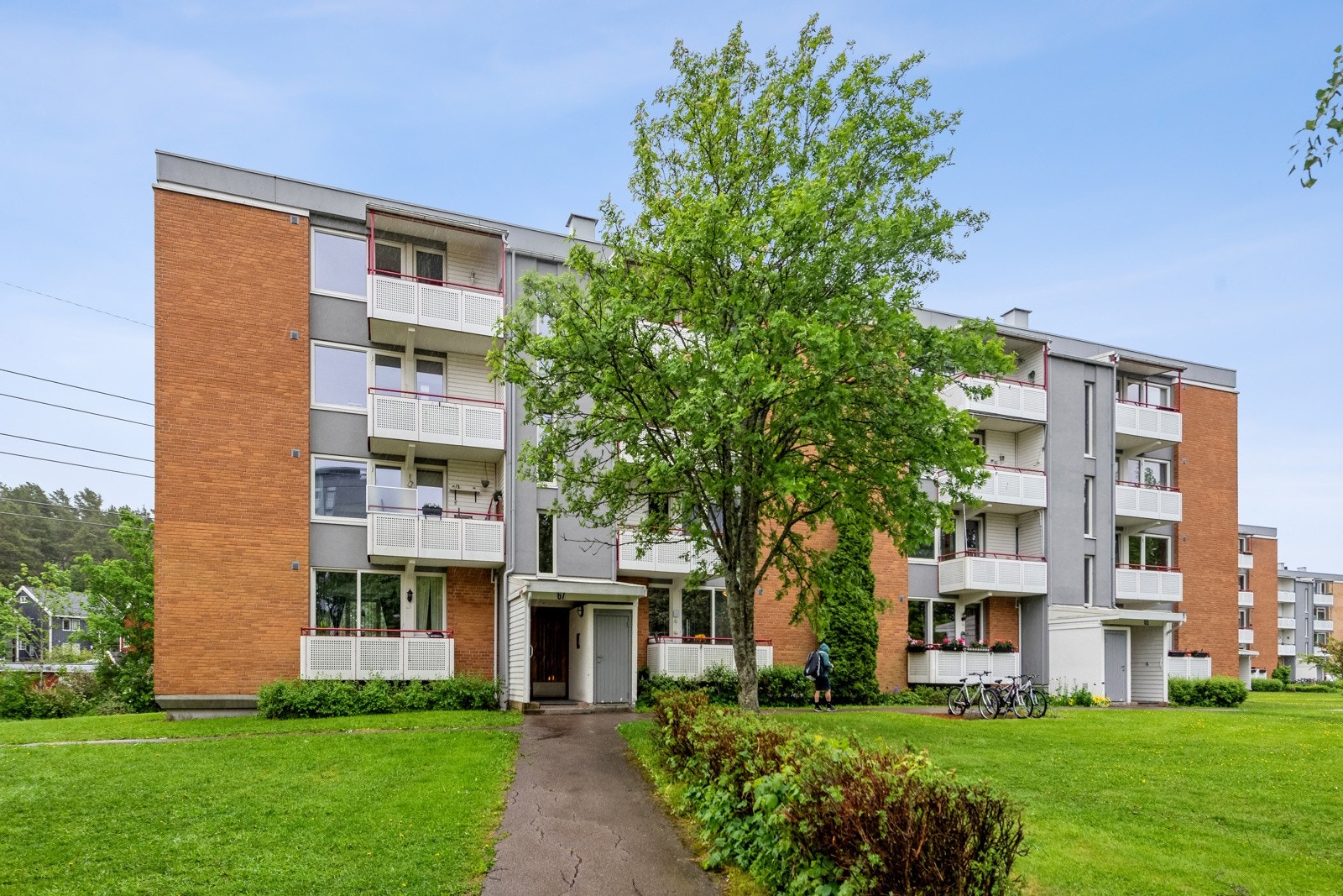 Boligen ligger sentralt og fint til med kort vei til Manglerud skole og Manglerud bad- og aktivitetshus. Galleribilde