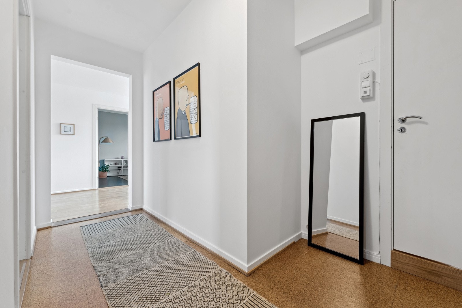 I entreen er det dør-calling med kamera og åpner, samt brann- og lydklassifisert entredør. Galleribilde