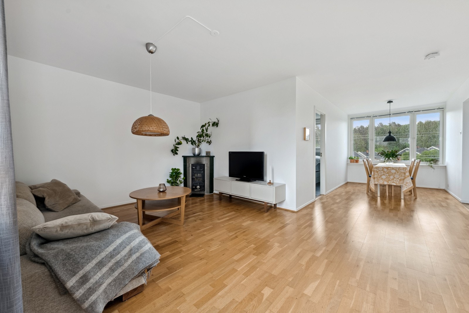 Velkommen til pen og innbydende 3-roms topp- og endeleilighet med vestvendt, usjenert balkong! Galleribilde