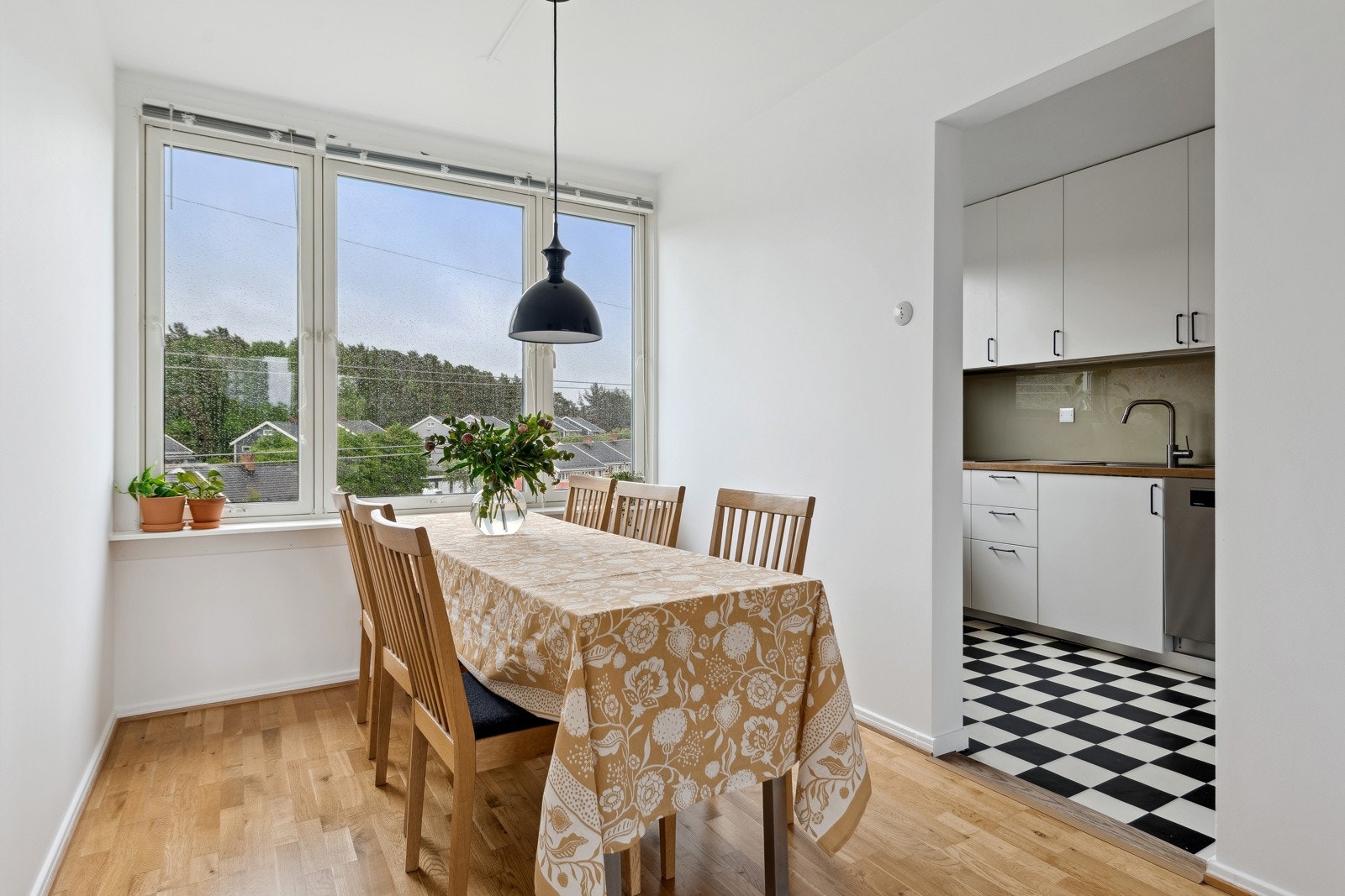 Spisestuen ligger fint til i tilknytning til kjøkken med plass til stort spisebord for hyggelige sammenkomster. Galleribilde