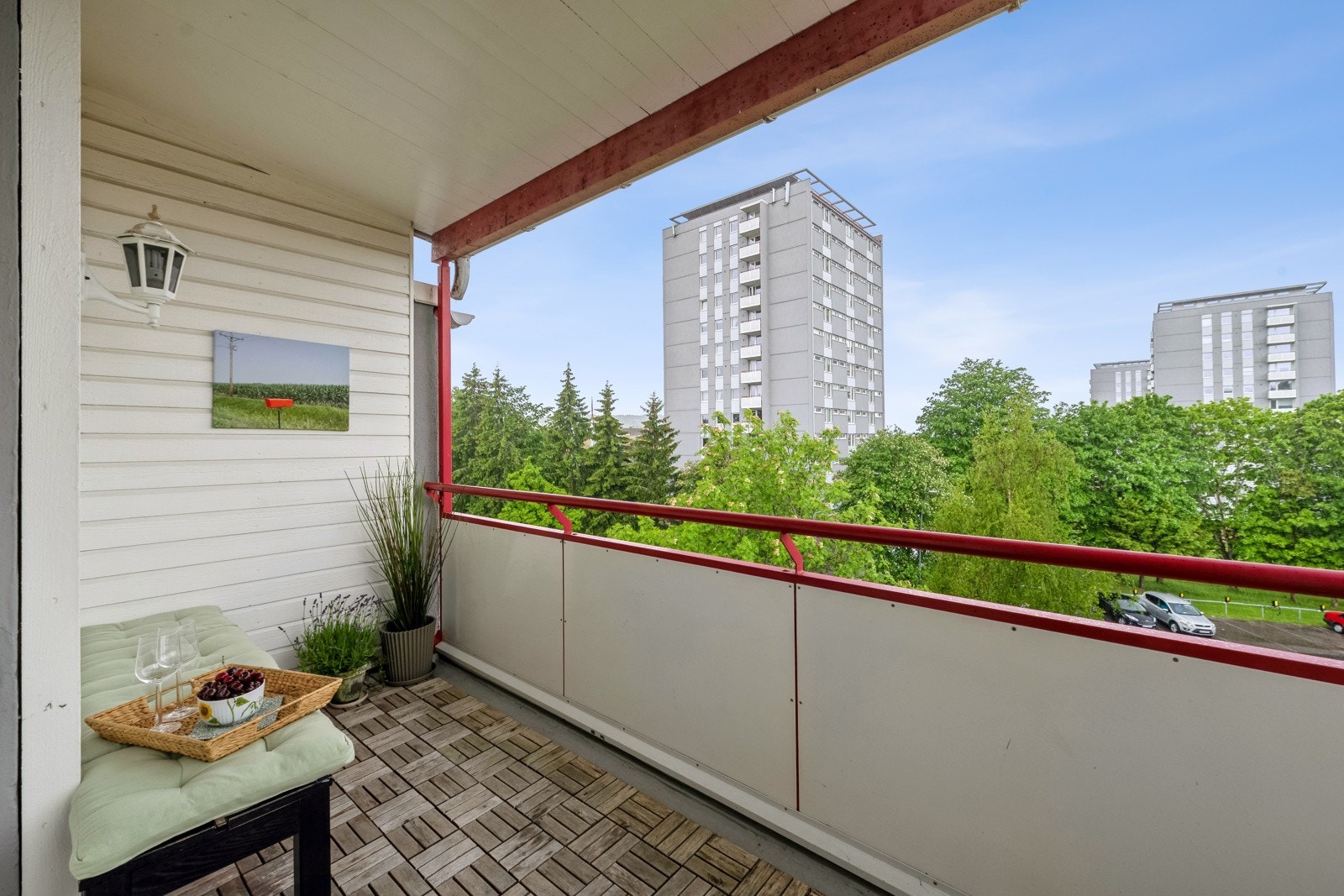 Vestvendt overbygd balkong med fin utsikt mot nærområdet. Galleribilde