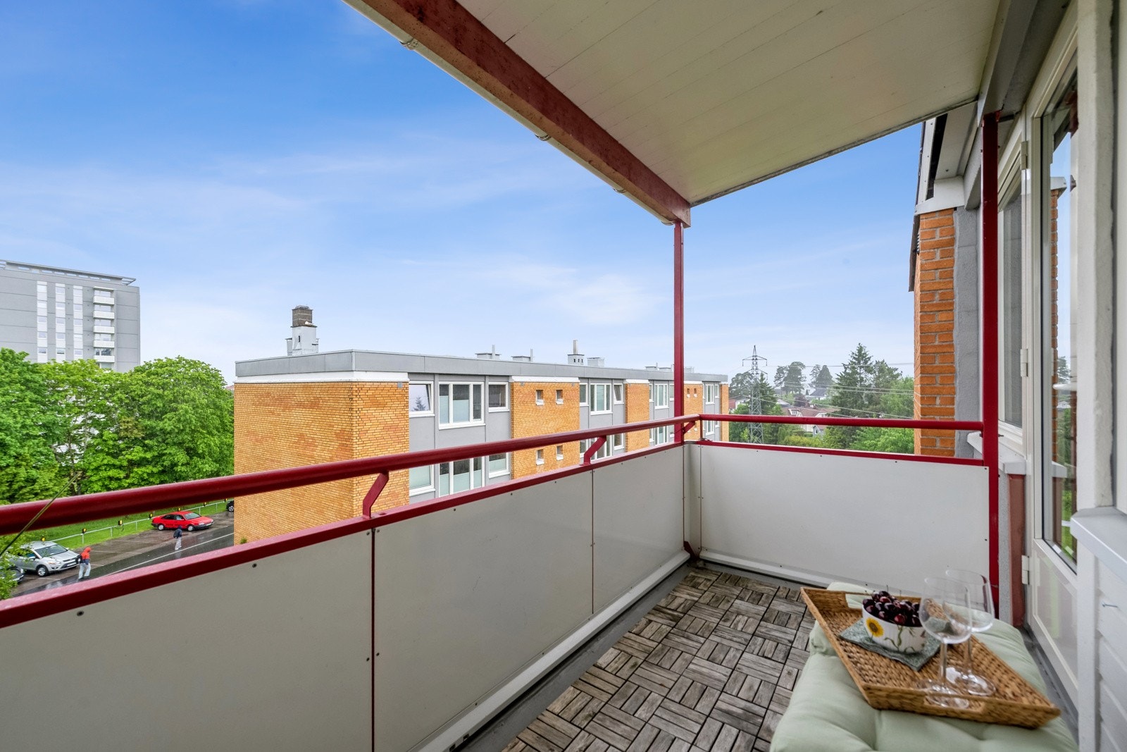 Vestvendt balkong med ettermiddags- og kveldssol. Galleribilde