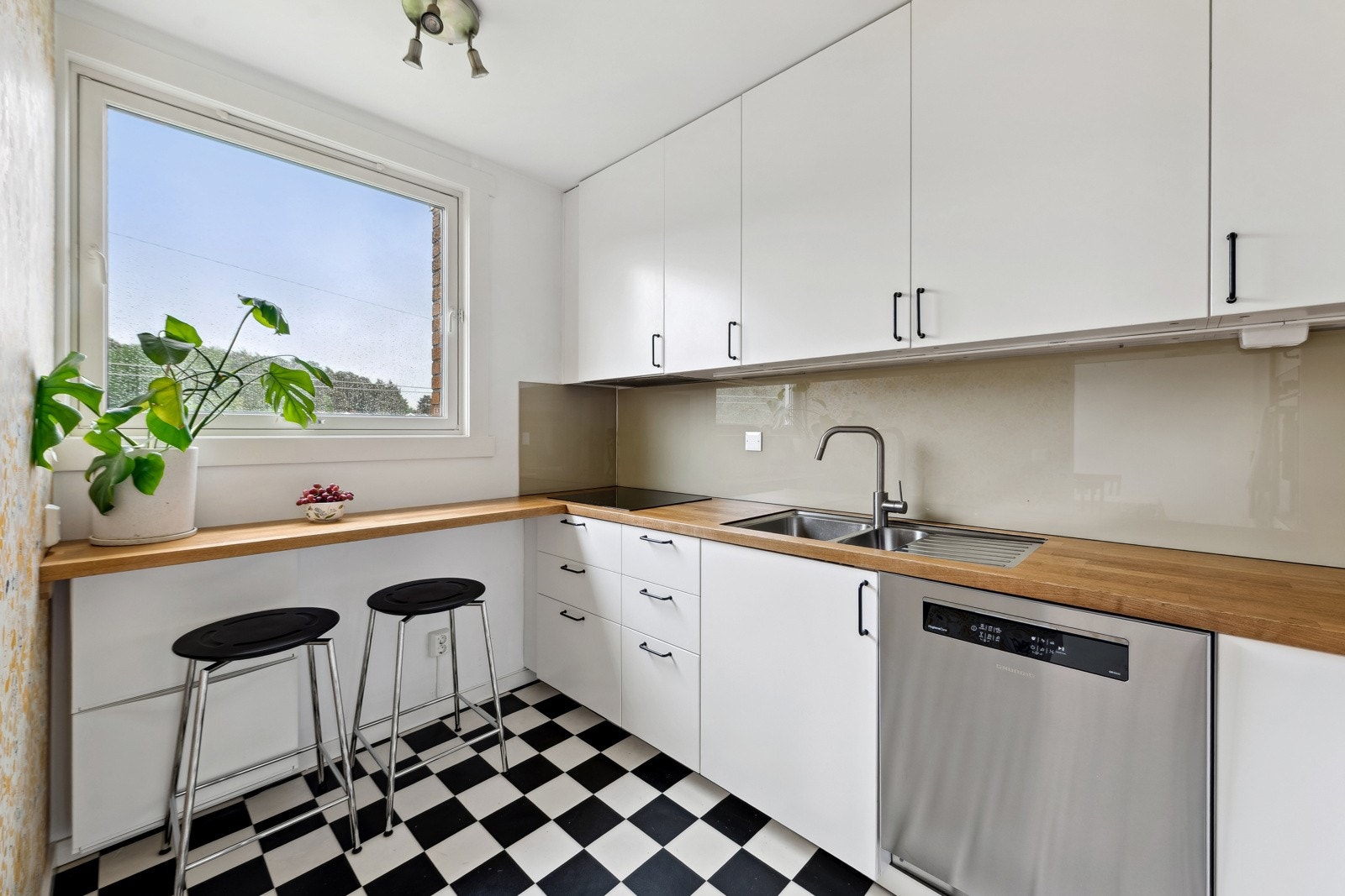 Pent kjøkken fra 2021 med god skap- og benkeplass. Galleribilde