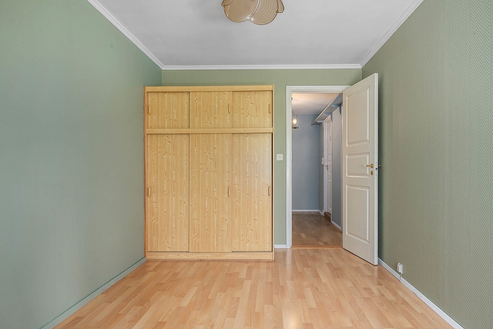 Det er et praktisk garderobeskap på soverommet. Galleribilde