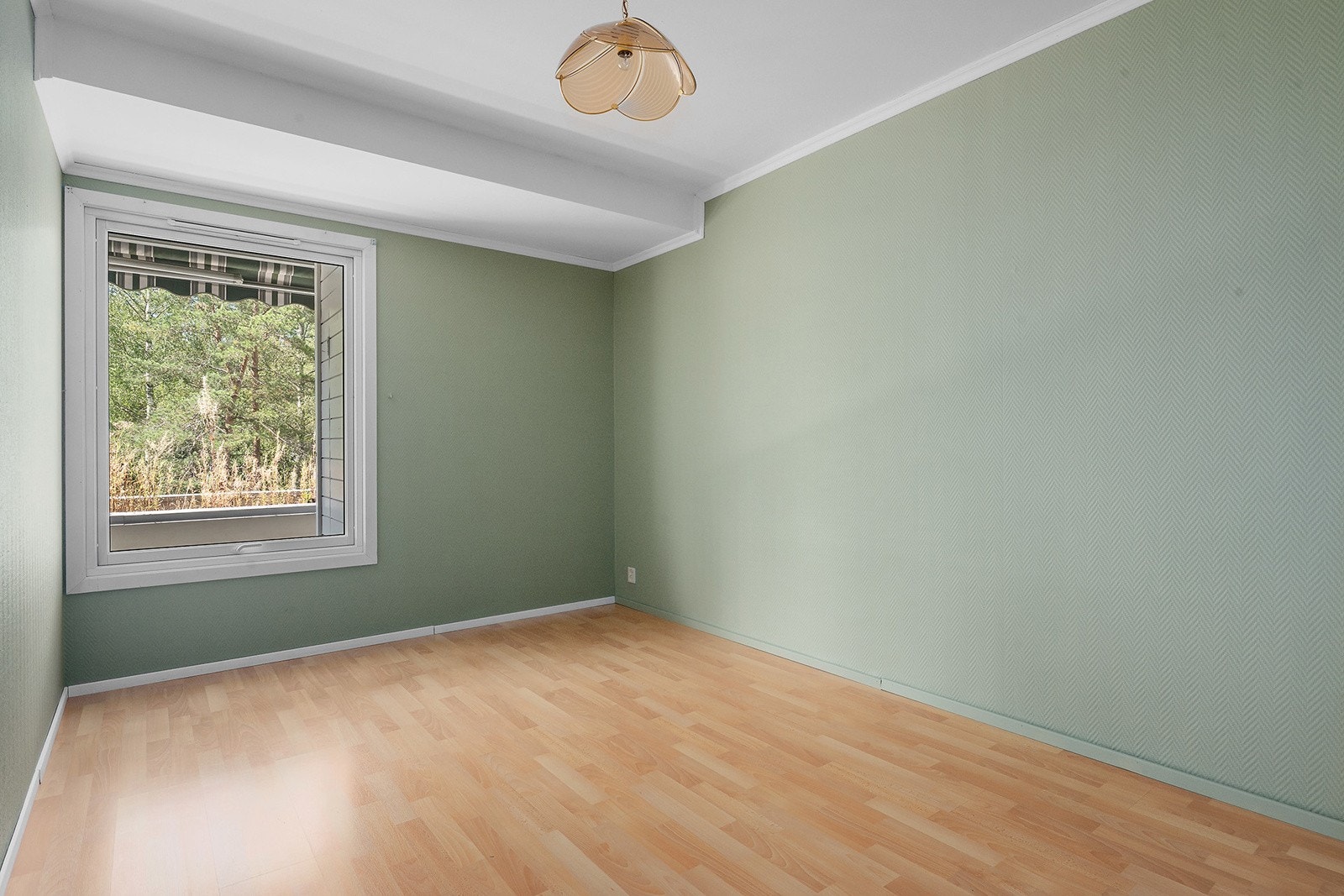 Soverommet er romslig og malt i en behagelig grønntone. Det er plass til dobbeltseng og nattbord. Galleribilde