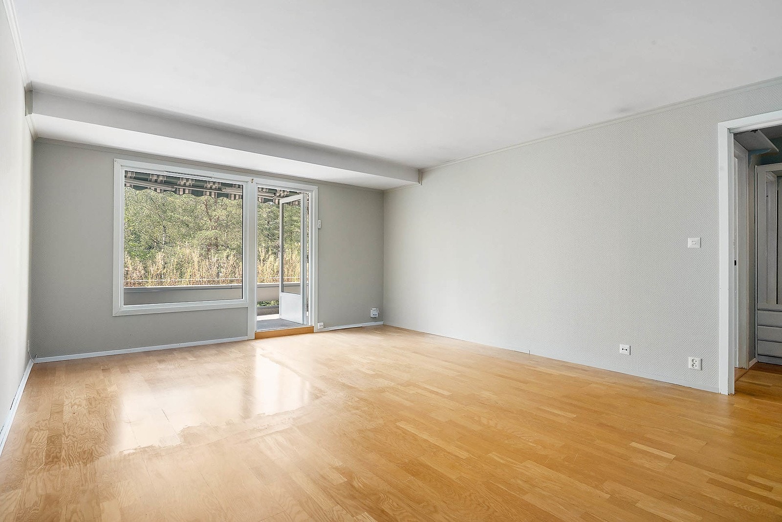 Stuen har store gode vindusflater og utgang til balkong. Det er romslig plass til både sittemøbler og spisebord på stuen. Galleribilde