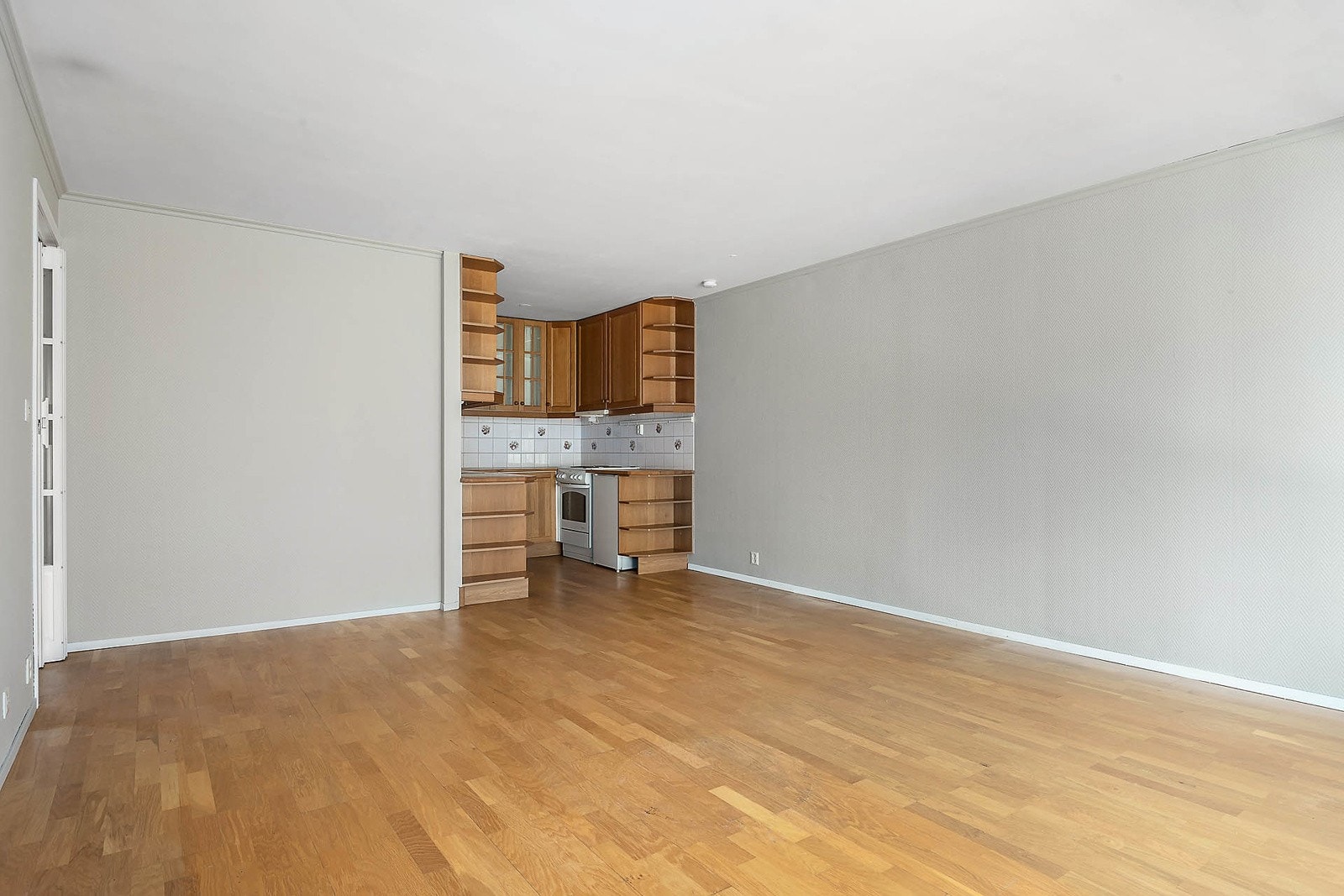 Stuen har fått nymalte overflater i en god og rolig gråbeige tone. Galleribilde