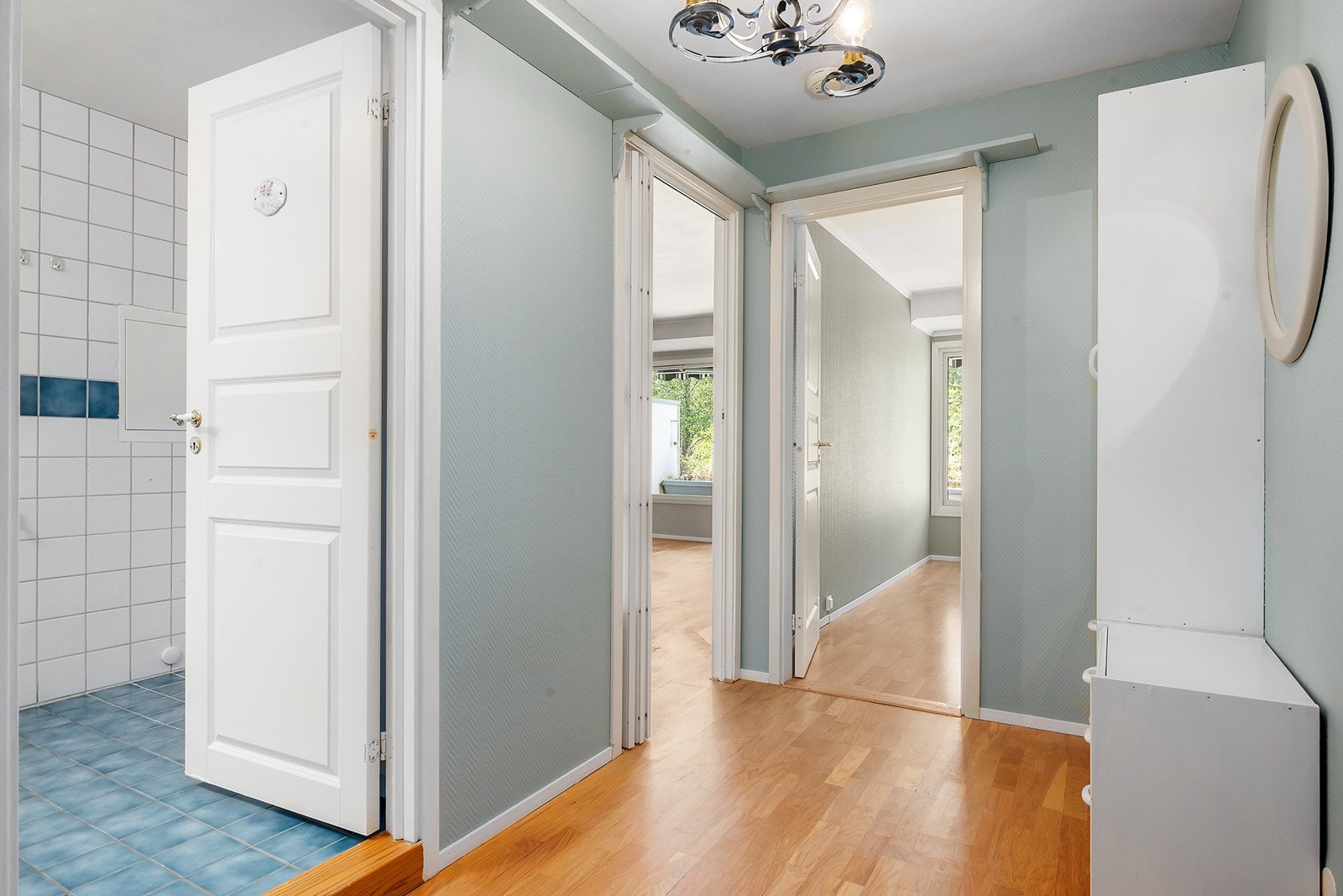 Koselig entré med garderobeskap for å henge fra seg klær og sko. Fra entreen er det adkomst til alle boligens rom. Galleribilde