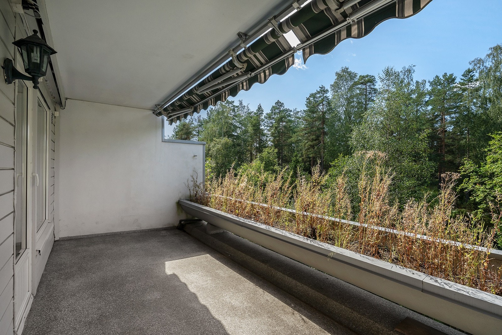 Balkongen har en praktisk blomsterkasse som kan plantes med blomster, vintergrønt eller annen beplanting for å skape ekstra hygge på balkongen Galleribilde