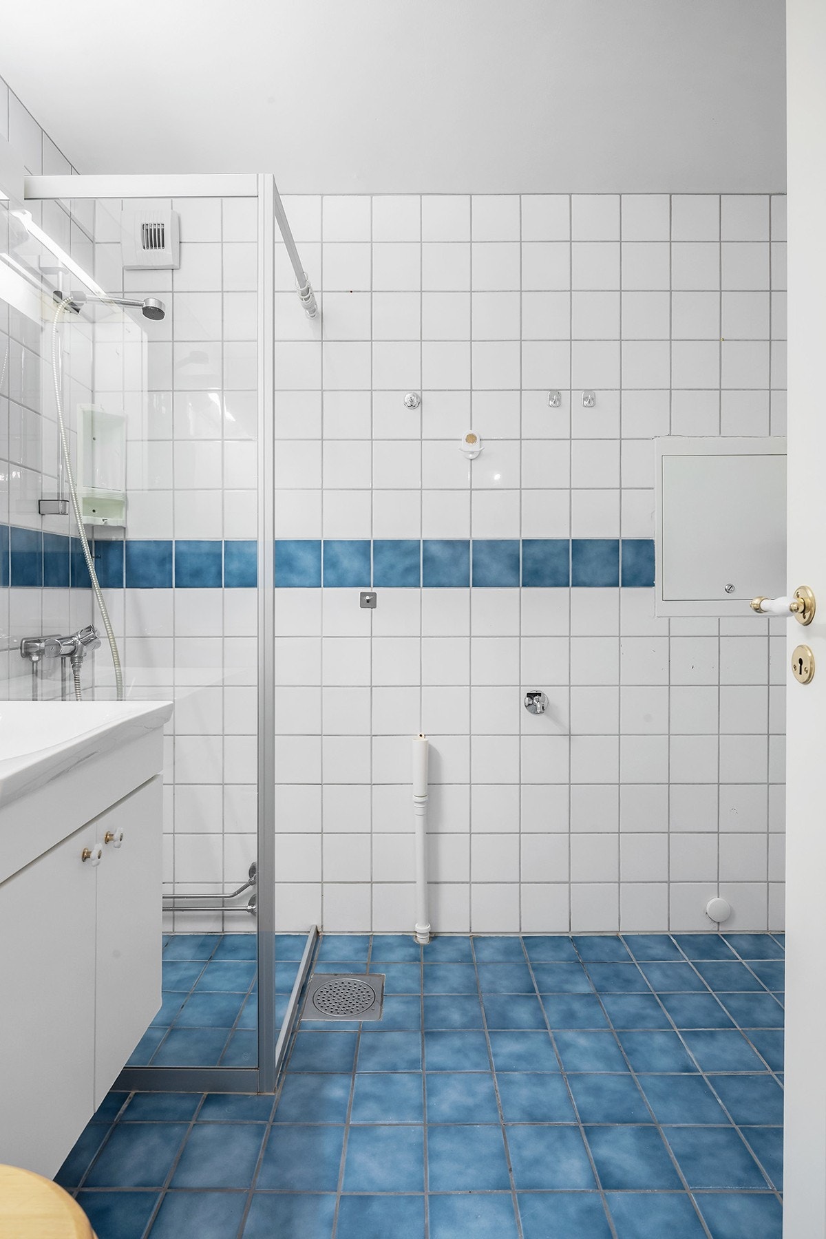 Badet har frittstående toalett og opplegg for vaskemaskin. Galleribilde