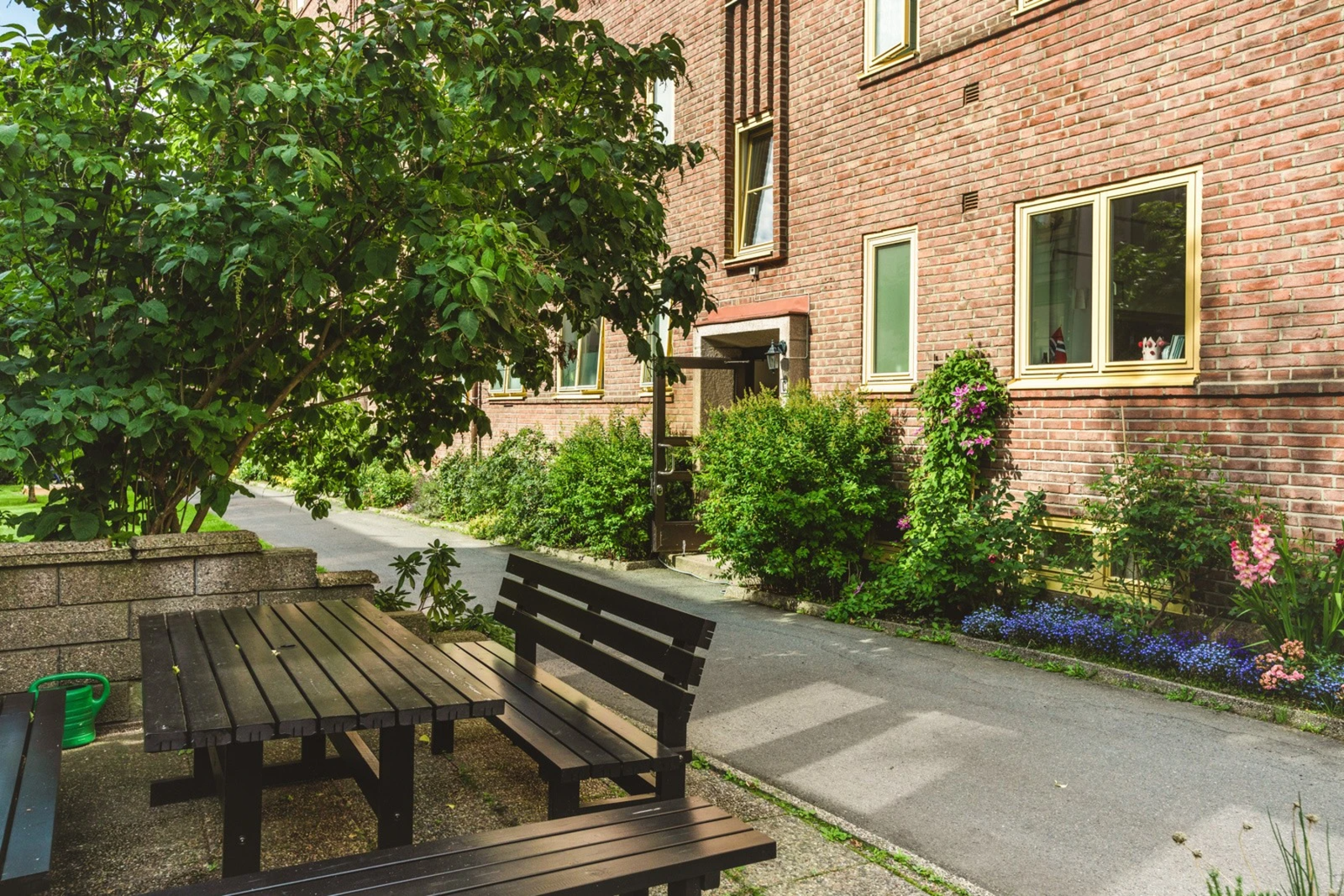 Borettslaget er svært veldrevet og fint, og har benker og bord stående ute. Galleribilde