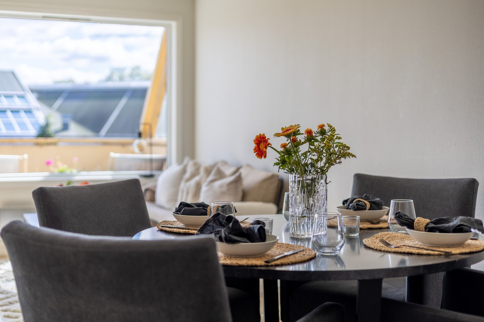 Stuen er tiltalende og har plass for spisebord. Galleribilde