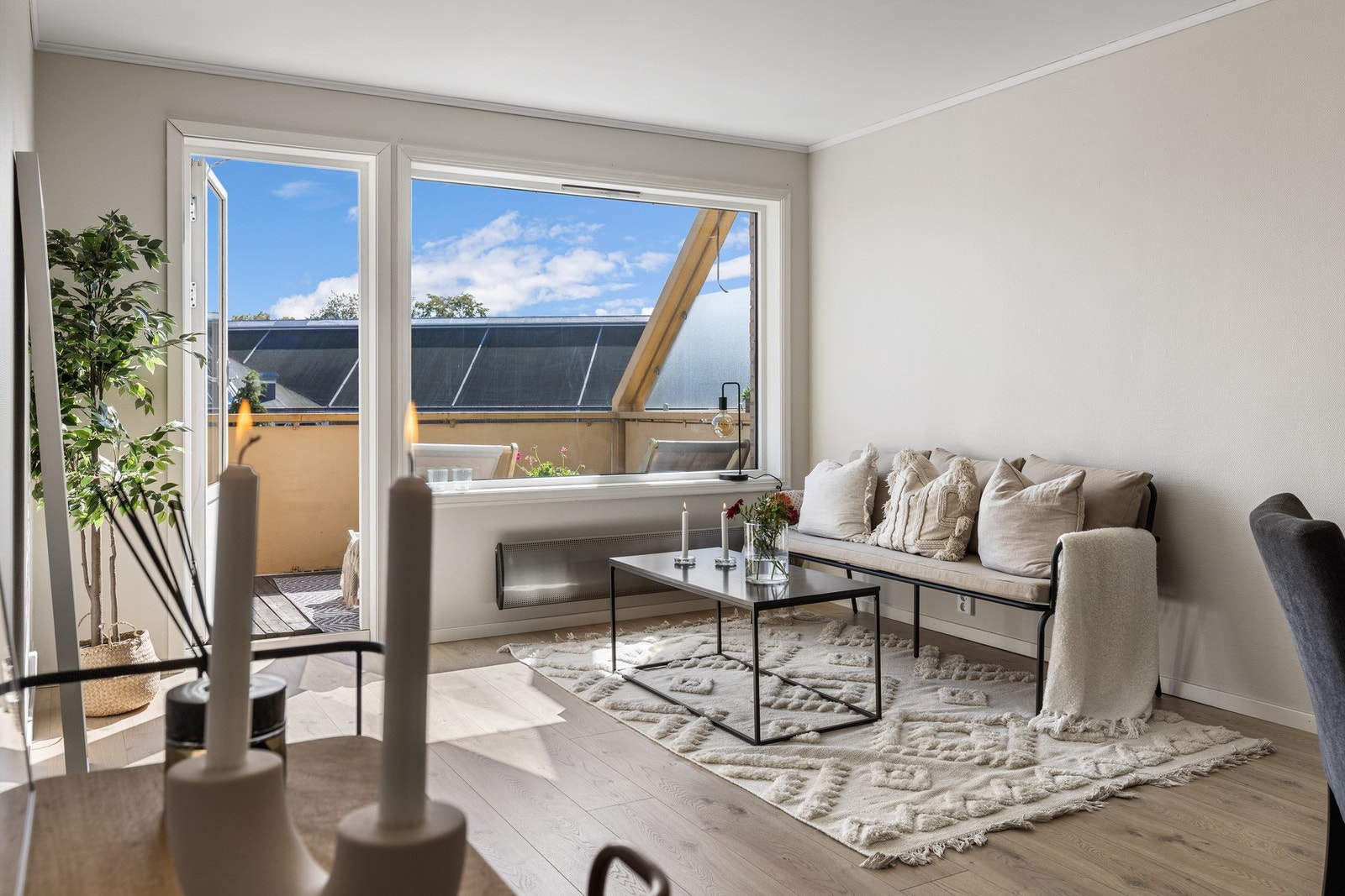 Stue og kjøkken ligger i åpen løsning, og store vindusflater gir rikelig med naturlig lys inn i rommet. Galleribilde