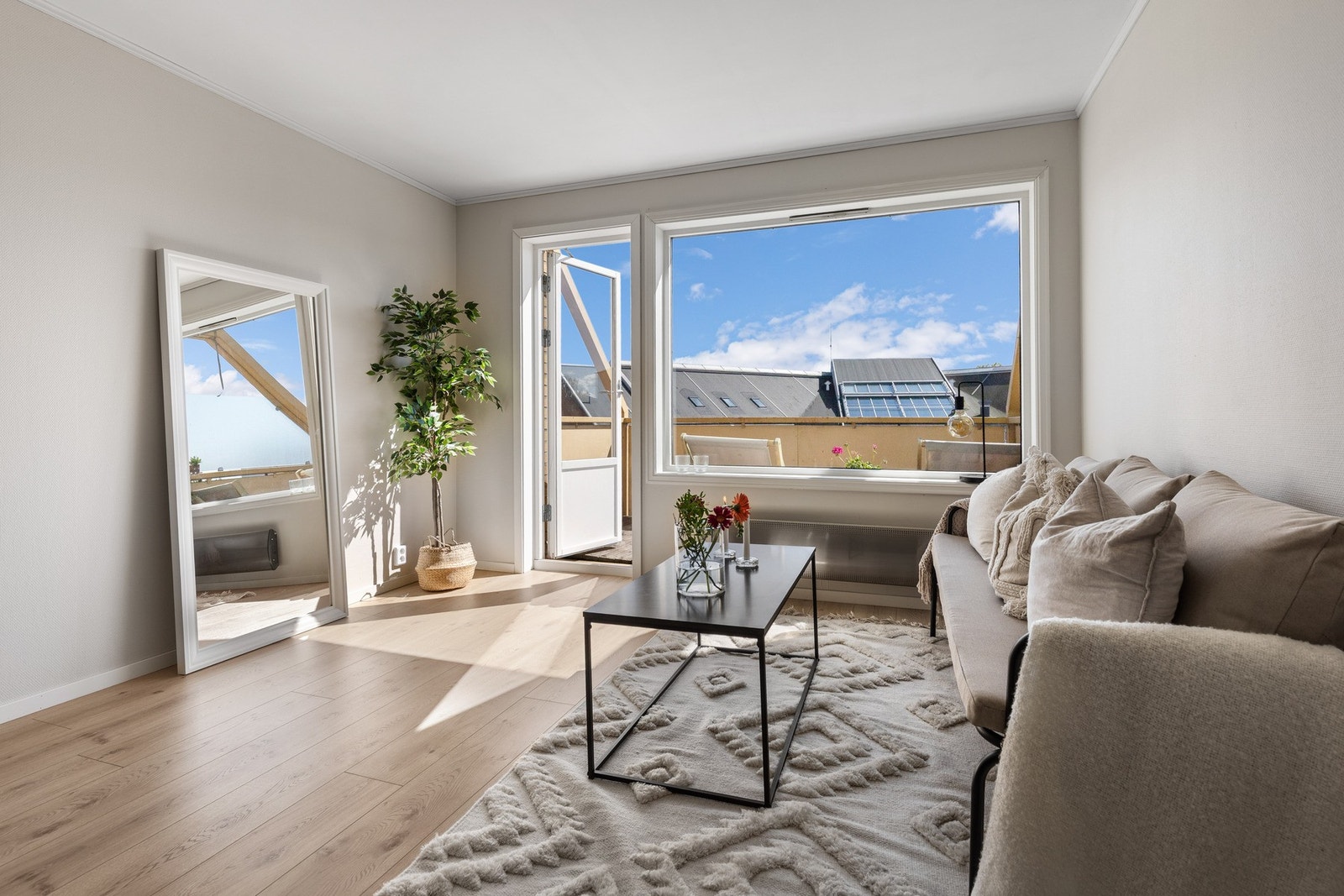 Privatmegleren ved Magnus Landgraff har gleden av å presentere denne pene, sentrumsnære 2-roms toppleiligheten med fin utsikt og balkong mot bakgård beliggende i Hokksund sentrum. Galleribilde