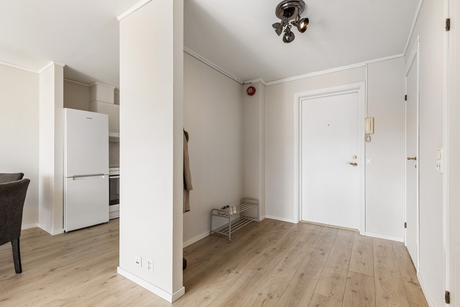 I entreen er det god plass til garderobeløsning, kommode etc, og ved siden av entreen ligger det en praktisk bod for god oppbevaring. Galleribilde