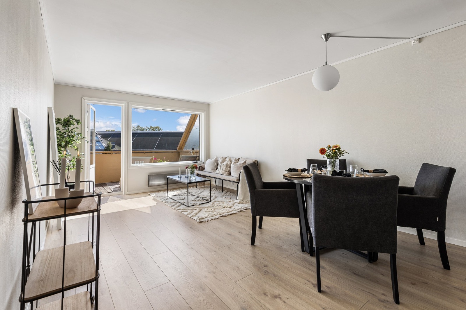 Innvendig fremstår leiligheten som lekker med fine fargevalg og god planløsning. Galleribilde