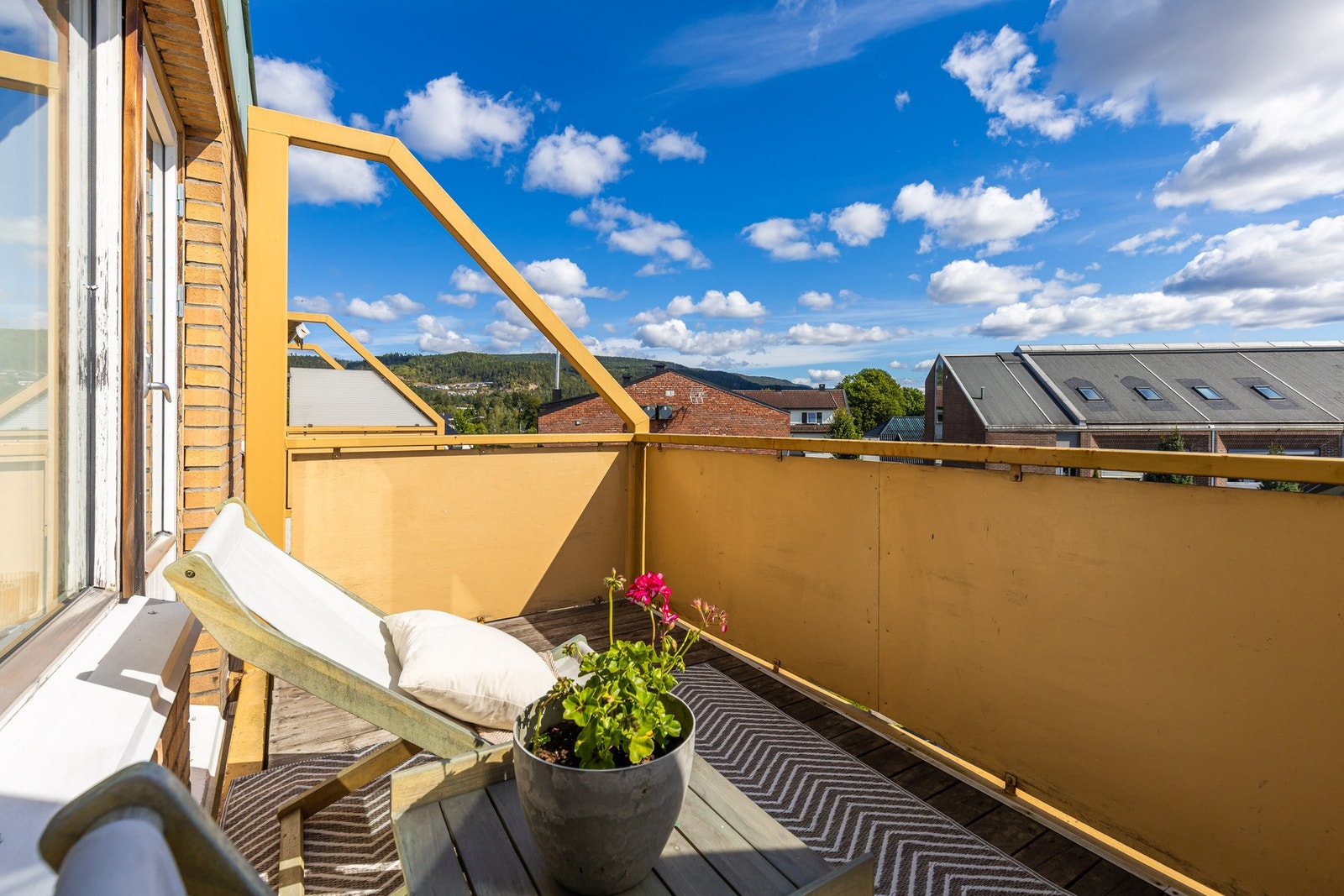 Balkongen vender ut mot bakgård, og har en fin utsikt. Galleribilde
