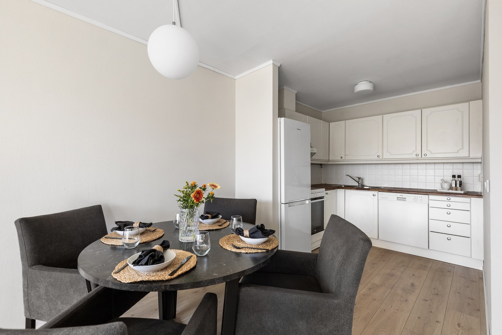 Et spisebord kan med fordel benyttes som en naturlig avgrensning mellom kjøkken og stue, samtidig som det gjør serveringen praktisk og enkel Galleribilde