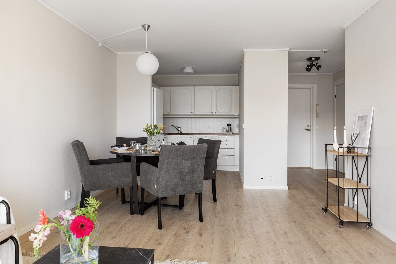 Kjøkkenet er opprinnelig fra byggeåret, men fremstår velholdt og pent. Galleribilde