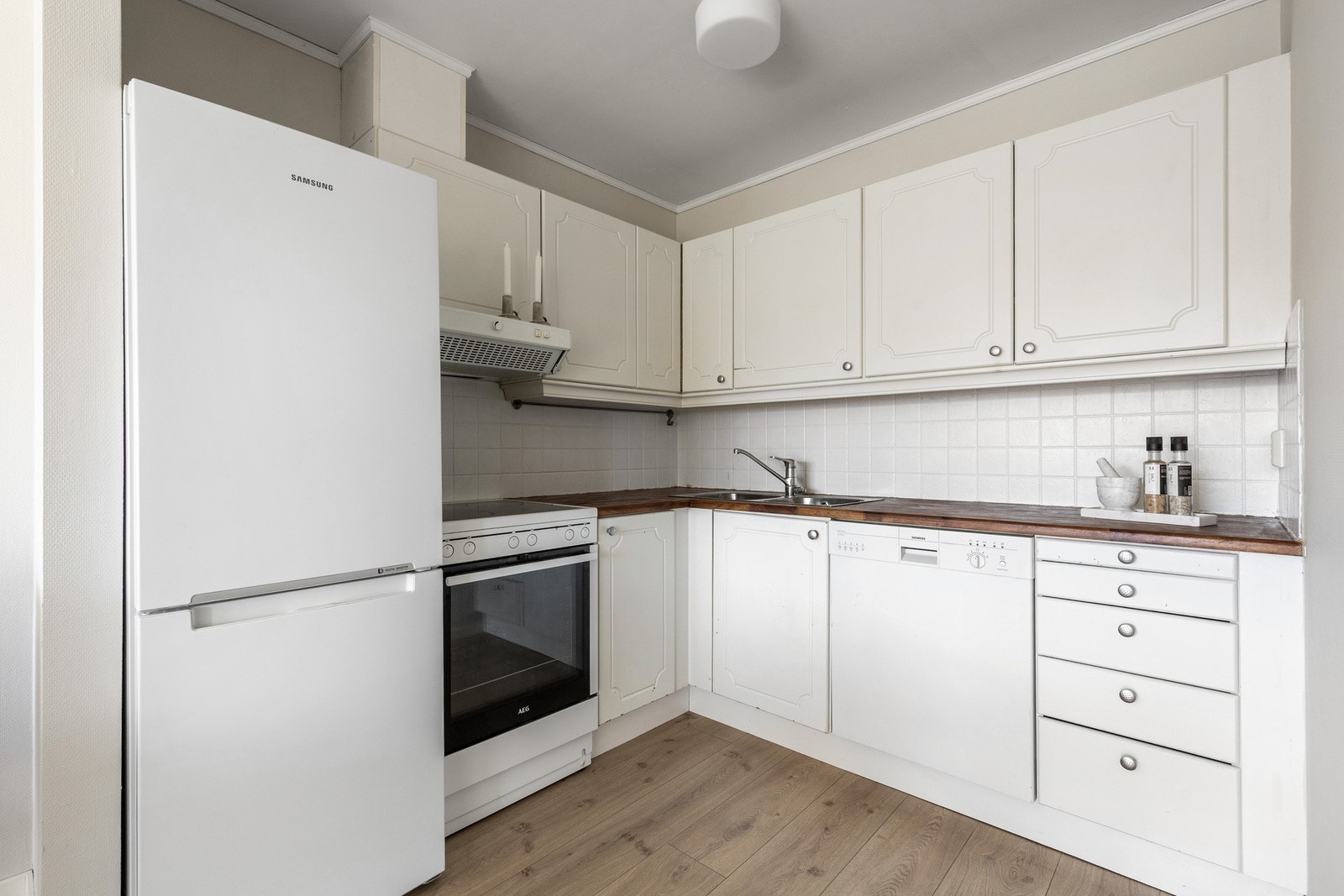 Innredningen har profilerte fronter og en laminert benkeplate fra 2014 med nedfelt utslagsvask. Galleribilde