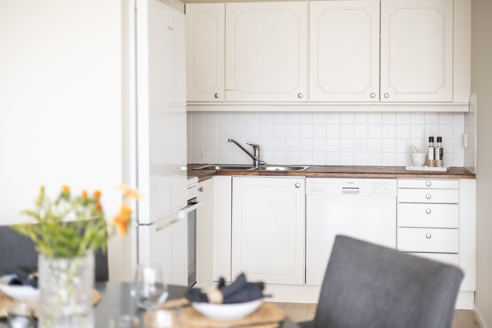 Kjøkkenet er utstyrt med frittstående oppvaskmaskin, kjøl-/fryseskap og komfyr. Hvitevarer på kjøkken kan medfølge salget. Galleribilde