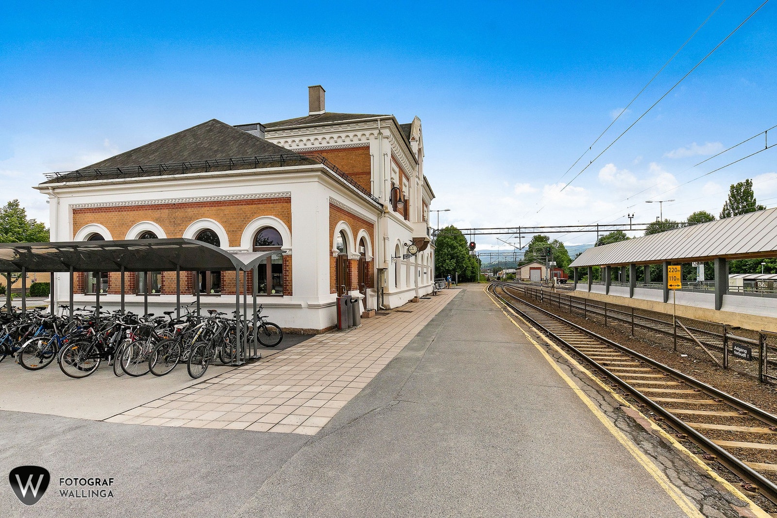 Det tar ca. 9 minutter å gå til togstasjon fra leiligheten. Galleribilde