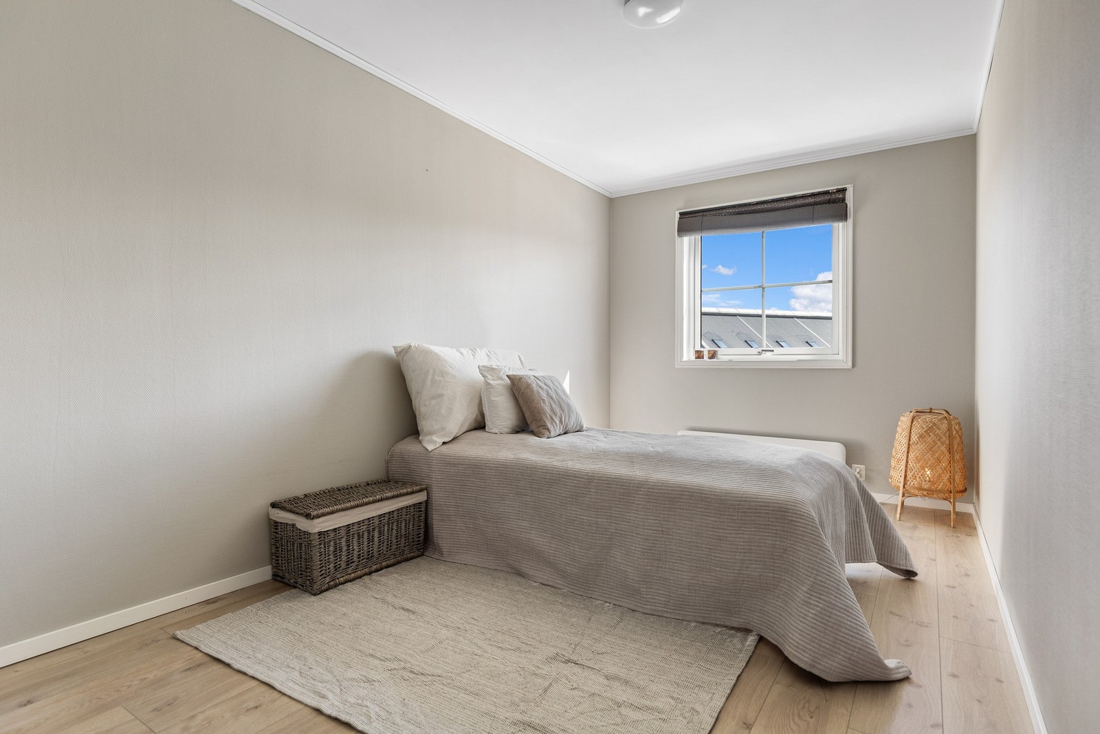 Soverommet er lyst og romslig, med nymalte vegger fra 2023 og et stilrent laminatgulv. Galleribilde