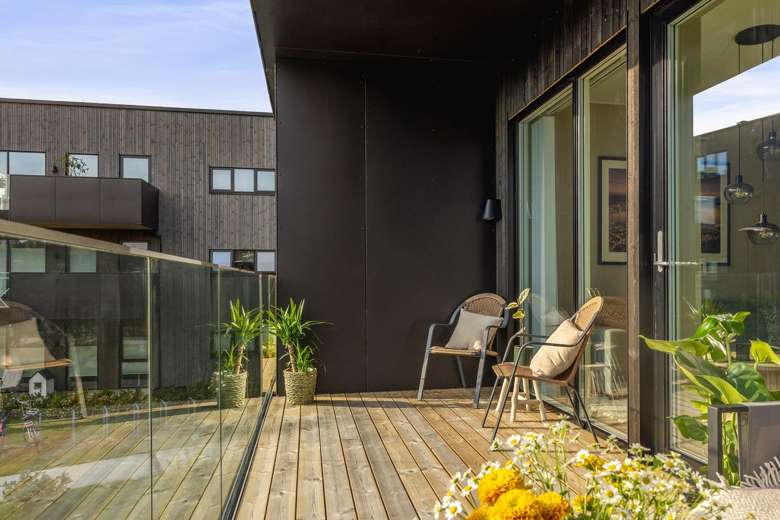 Balkongen måler 11,5kvm og kan fungere som en forlengelse av stuen. Galleribilde