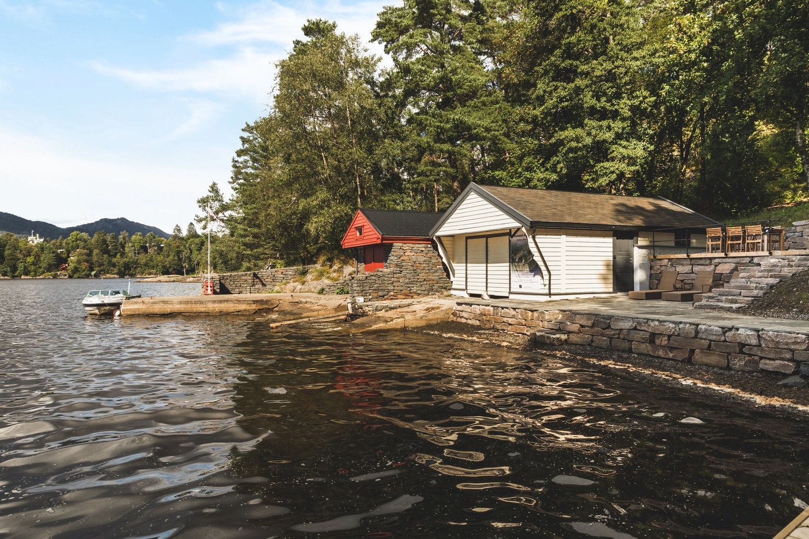 Felles brygge hvor man har tilgjengelig kanoer, kajakker, SUP brett og solsenger. Galleribilde