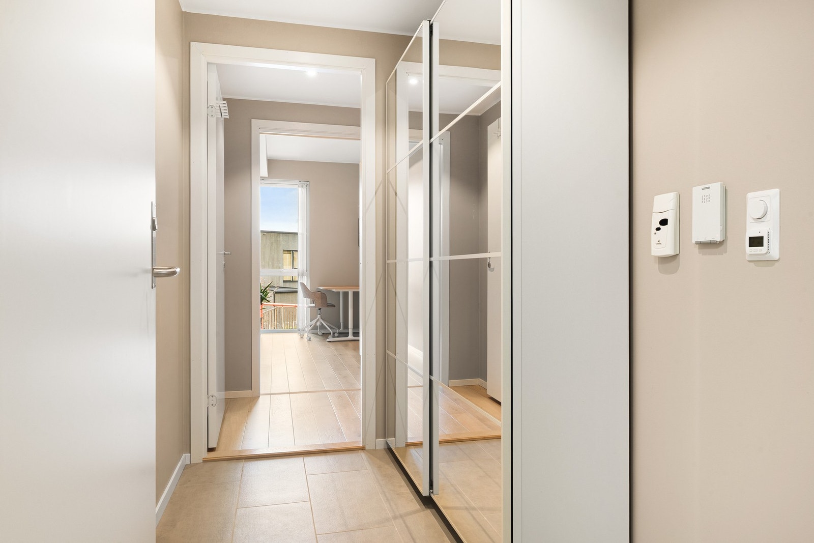 Gangen gir godt med lagringsplass fra de integrerte garderobeskapene. Galleribilde