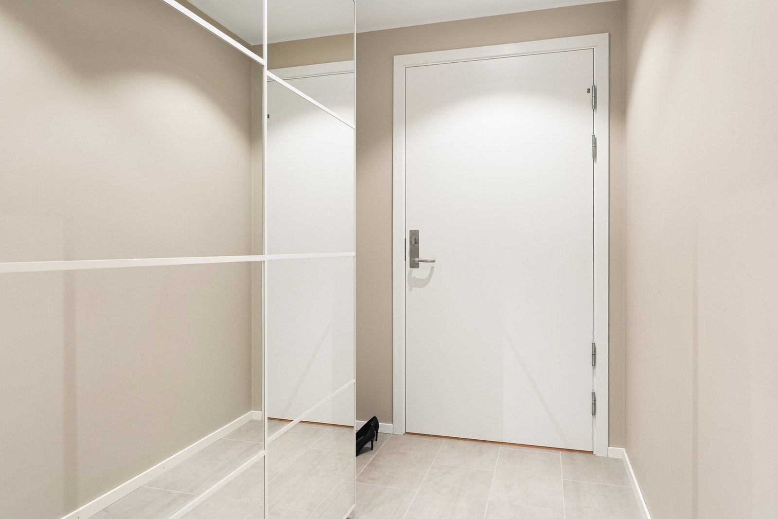 Velkommen inn! Romslig og innbydende gang på 5,3kvm. Galleribilde