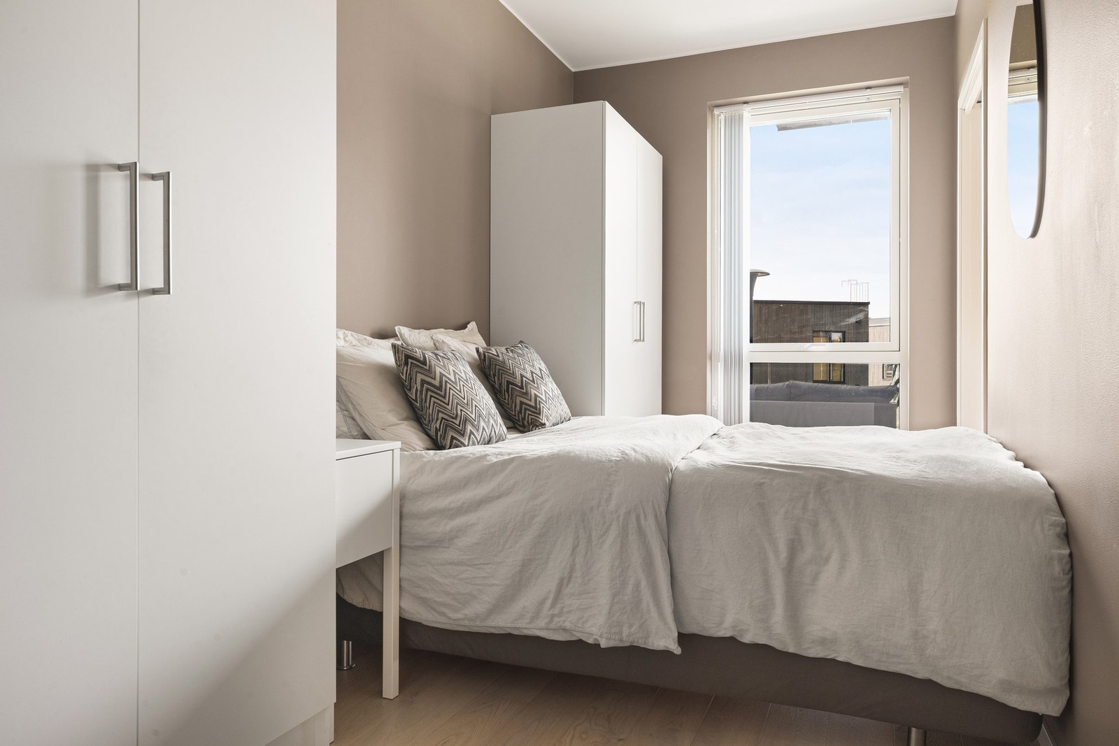 Største soverom på 8,7 kvm, lyst, innbydende og med plass til dobbeltseng og oppbevaring. Galleribilde