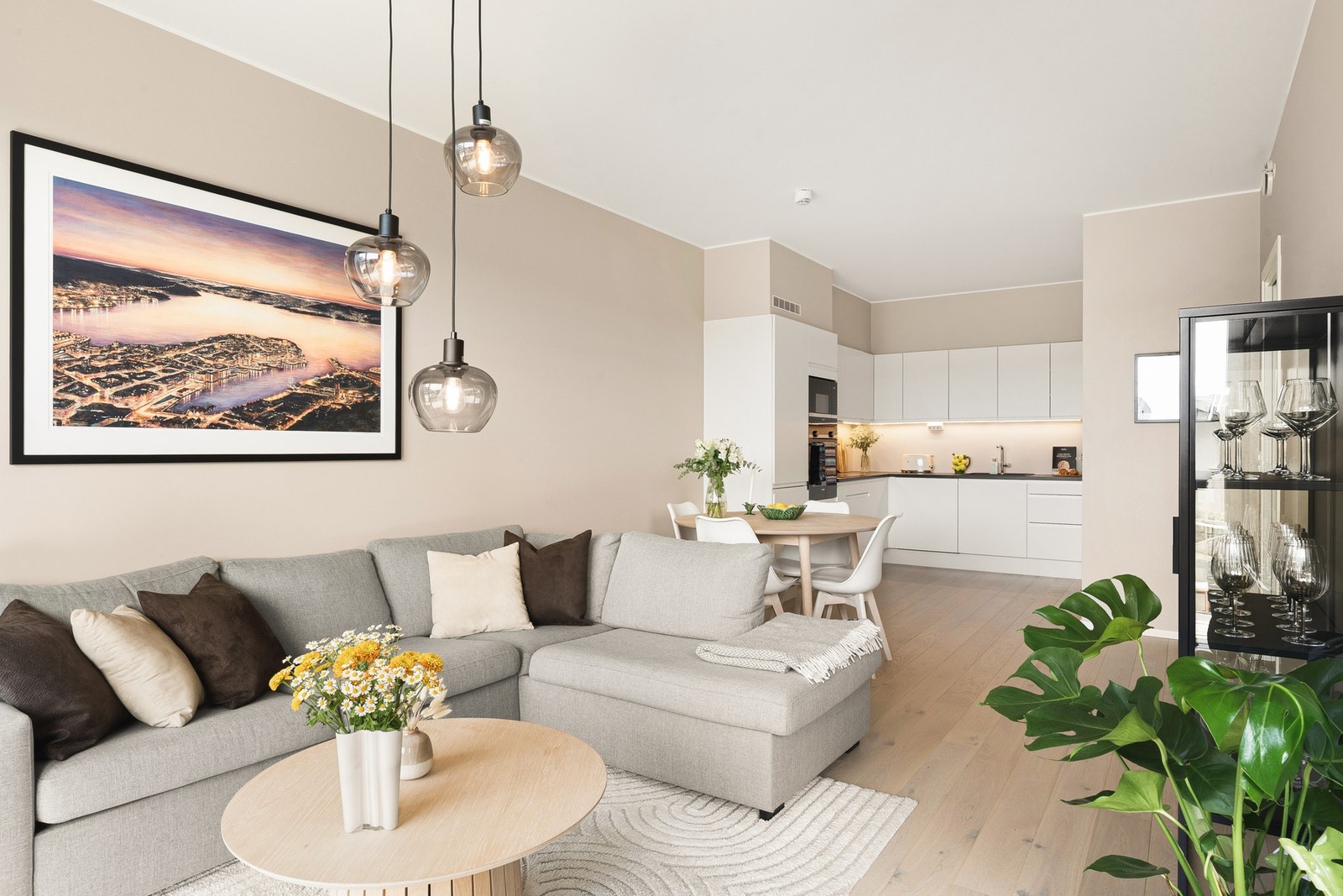 Åpen stue- og kjøkkenløsning på 24,8 kvm med god plass til både matlaging og sosialt samvær. Galleribilde