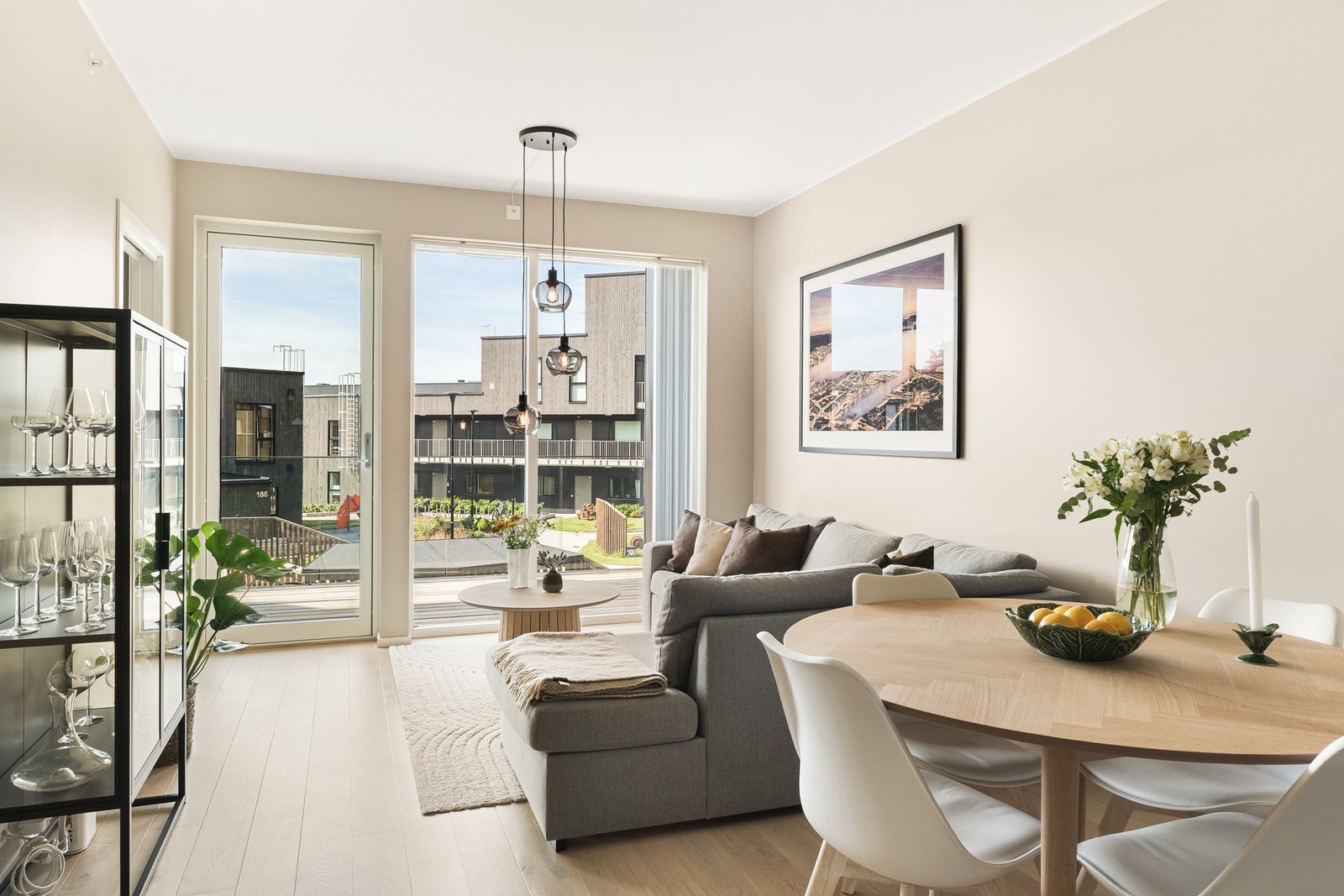 Fra stuen er det direkte utgang til balkongen. Galleribilde