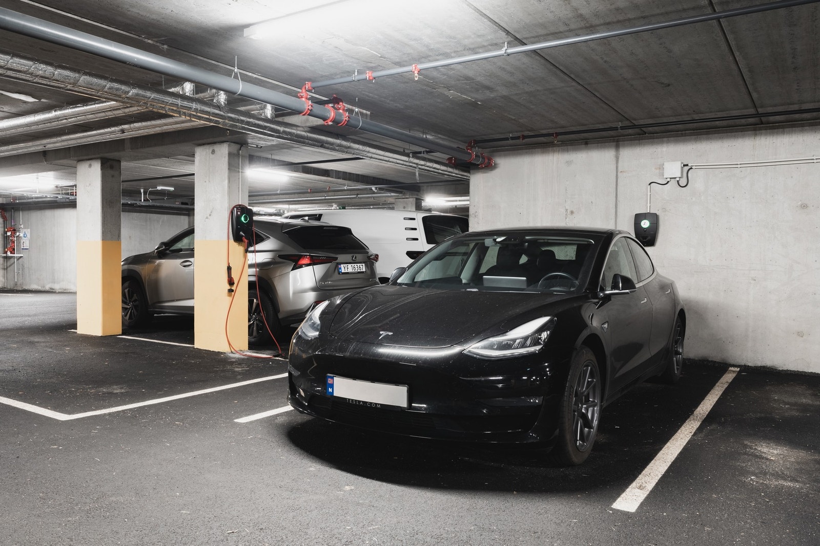 Privat parkering med lademulighet. Galleribilde