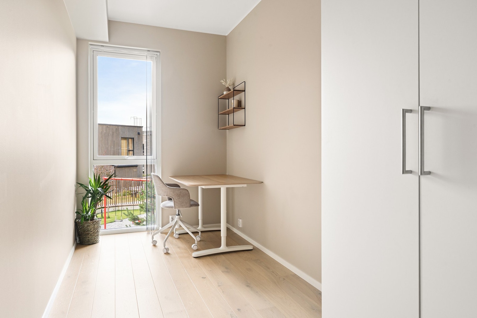 Det andre soverommet kan enkelt innredes som kontor, hobbyrom eller gjesterom, med fleksible muligheter etter behov. Galleribilde