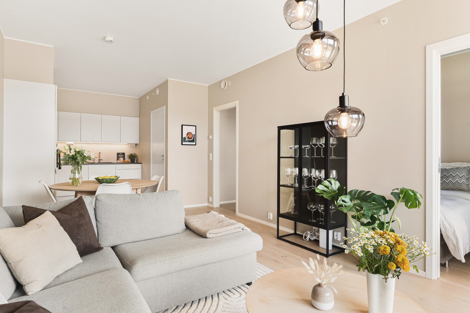 Boligen har gjennomgående 1-stavs parkett på gulv, samt slette, malte vegger og himling som gir et moderne preg. Galleribilde