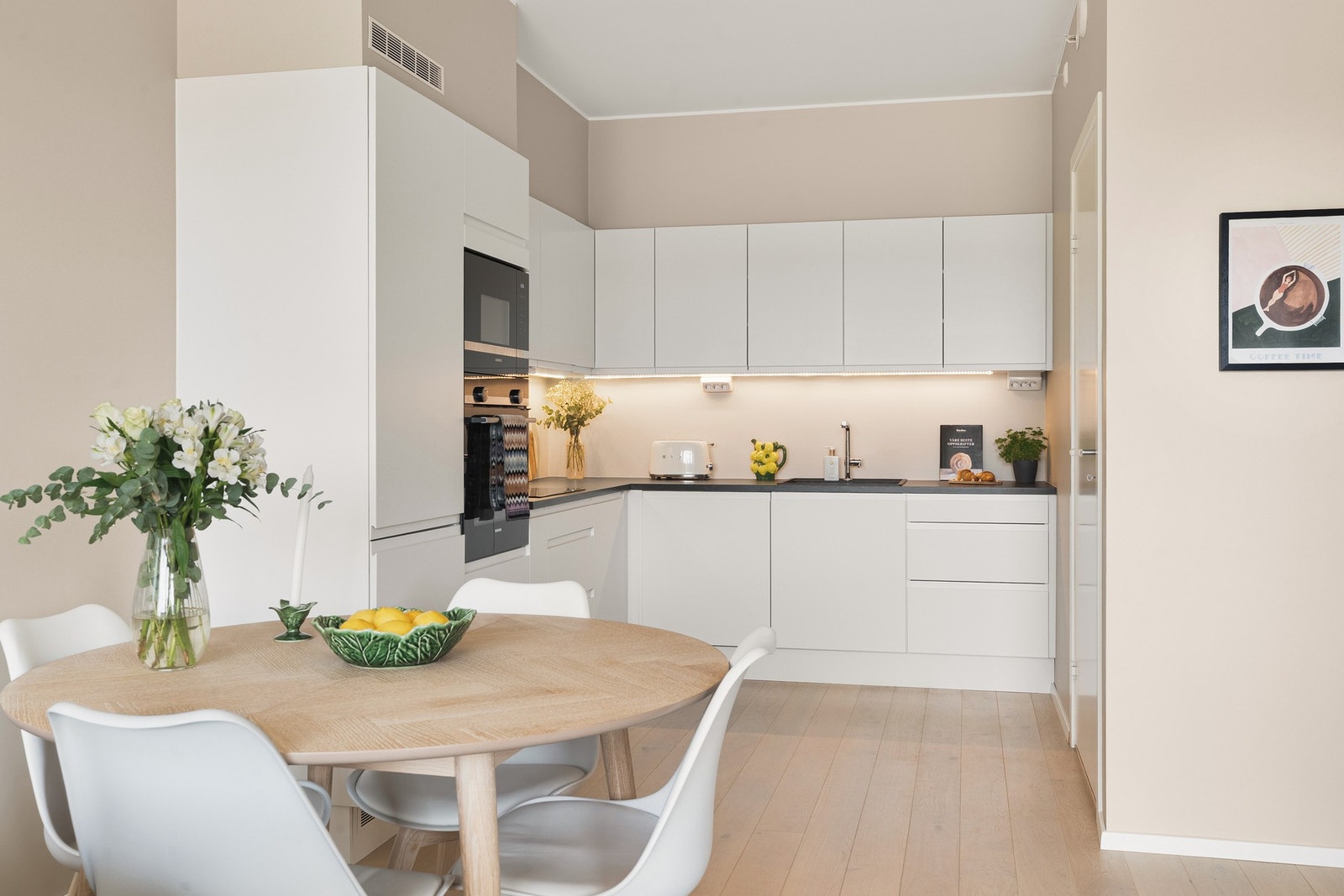 Kjøkkenet er fra HTH med slette fronter, laminatbenkeplate og nedfelt vask i kompositt. Galleribilde