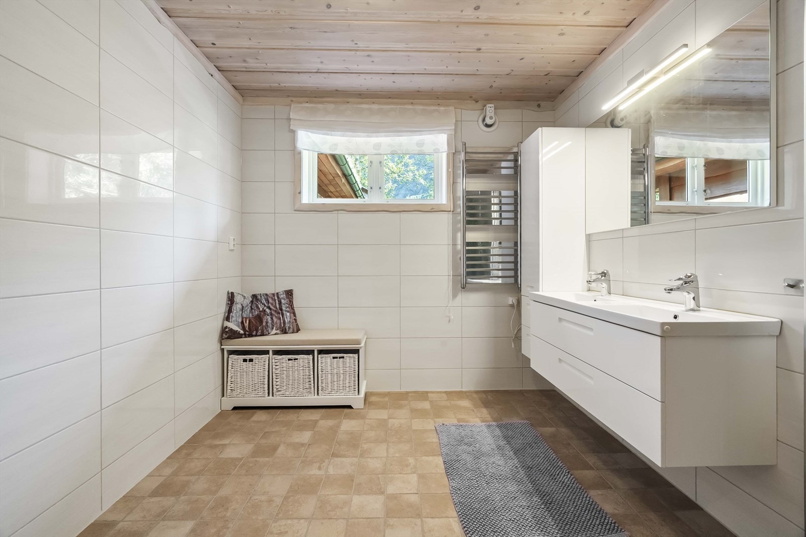 Stilreint bad med flislagte golv- og veggoverflater, dobbel servant, klosett og dusjhjørne Galleribilde