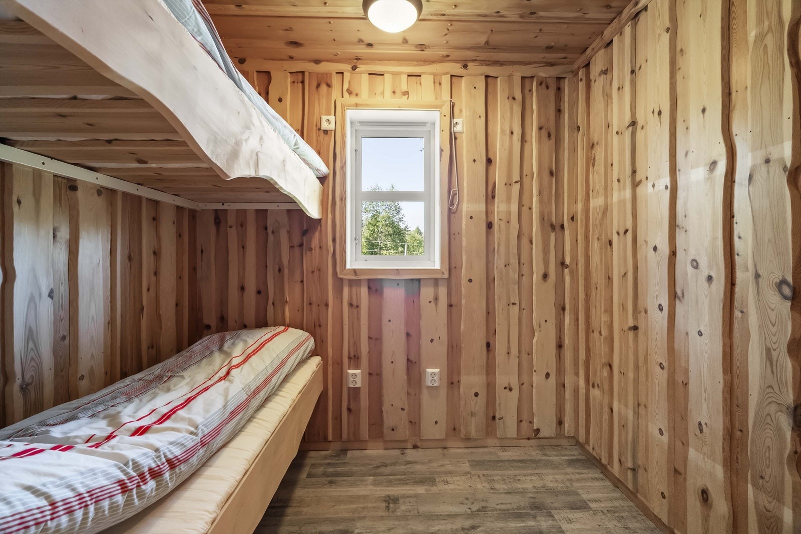 Soverom nr.3 med plassbygd seng - hytta er i dag innreiia med 7 sengeplassar Galleribilde