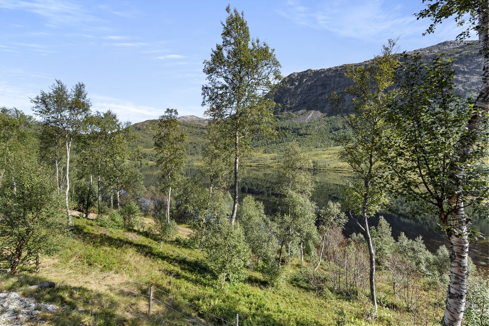 Frå hytta er det flott utsikt nedover mot Vindheimsvatnet Galleribilde