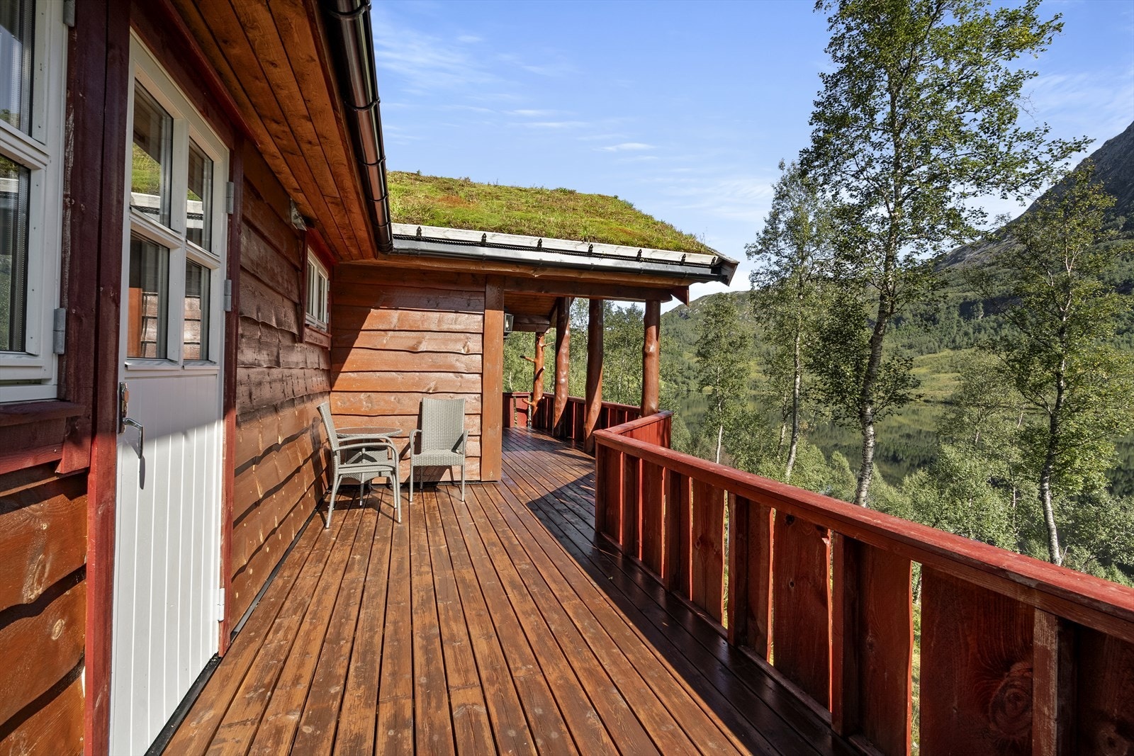 Langs hytta sør-fasade er det terrasse Galleribilde