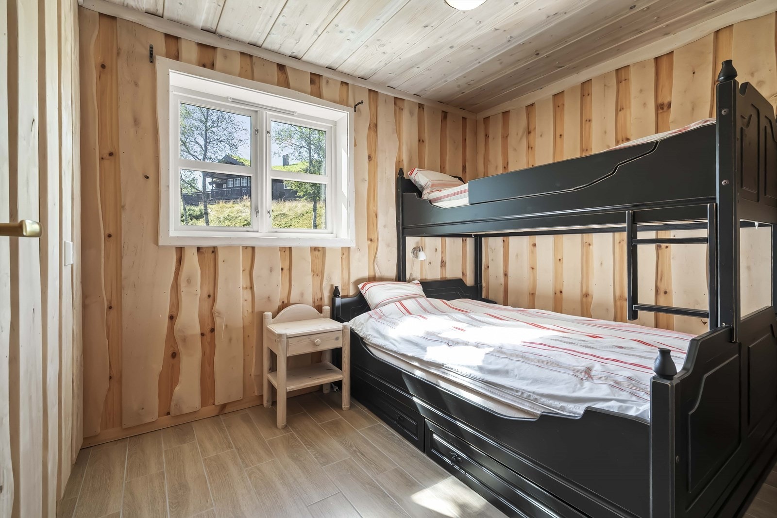 Soverom nr.2 er innreiia med familiekøye Galleribilde