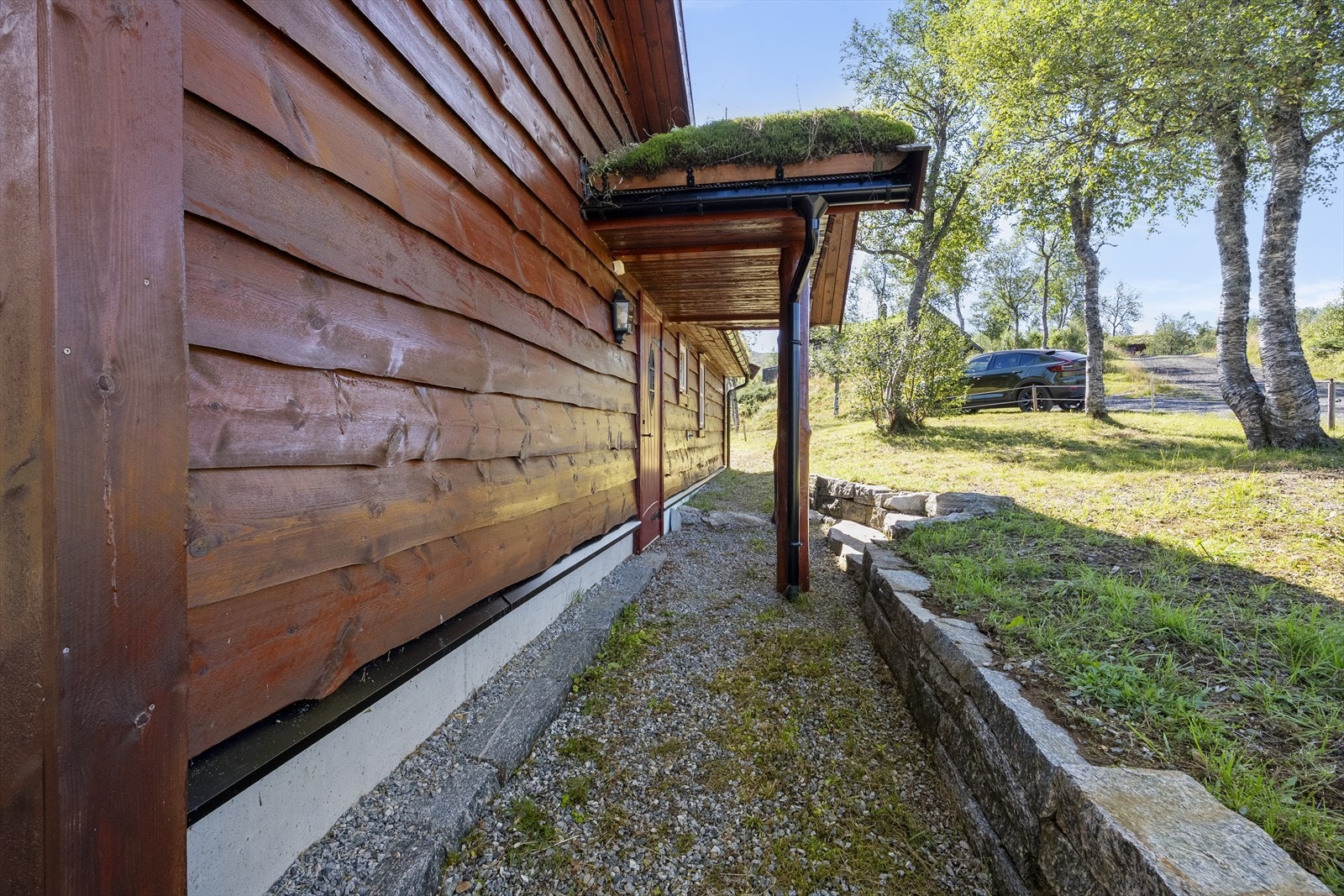 Gruslagt inngangsparti med takoverbygg Galleribilde